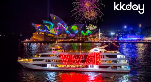 繽紛雪梨燈光音樂節(Vivid Sydney)2018 The Vivid Sydney cruise sailing past the Sydney Opera House during Vivid Sydney
