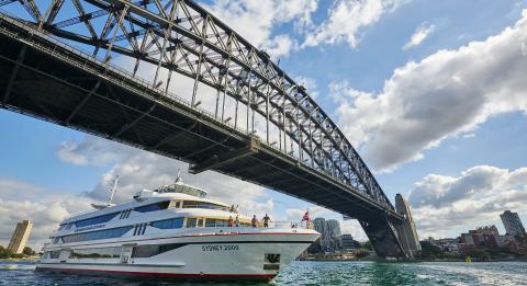 遊輪經過雪梨海港大橋（Sydney Harbour Bridge）