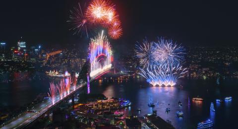 壯觀的午夜煙花匯演雪梨海港在慶祝新的一年的開始