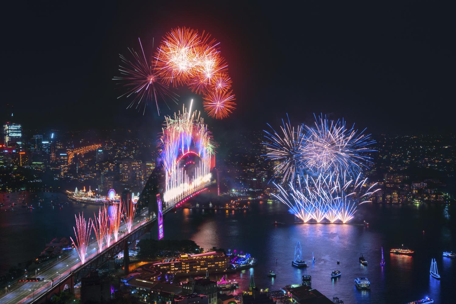 壯觀的午夜煙花匯演遍布雪梨海港在慶祝新的一年的開始2020