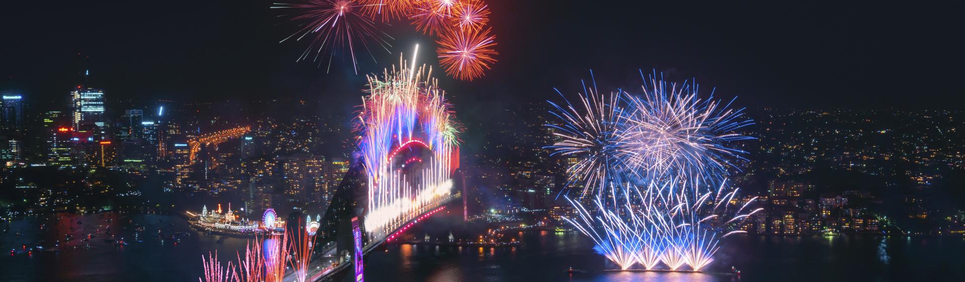 壯觀的午夜煙花匯演遍布雪梨海港在慶祝新的一年的開始2020 ， 雪梨