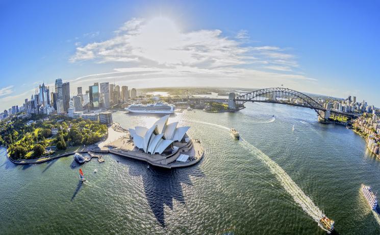 的天線雪梨海港歌劇院， 皇家植物園和雪梨海港大橋（Sydney Harbour Bridge）