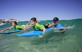 孩子們在邦迪（Bondi）參與 Let's Go Surfing 的滑浪課程