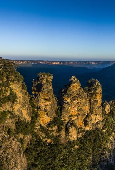 太陽落山三姐妹峰（Three Sisters） ， 卡頓巴（Katoomba）在裡面藍山